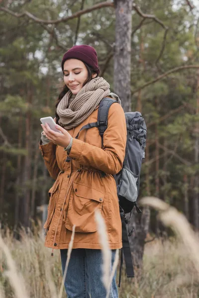 Mujer Positiva Traje Otoño Usando Teléfono Inteligente Mientras Busca Dirección — Foto de Stock