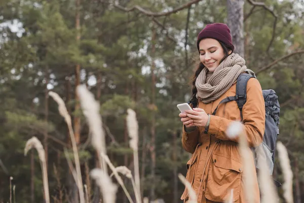 Mulher Feliz Roupa Outono Usando Telefone Celular Durante Passeio Floresta — Fotografia de Stock