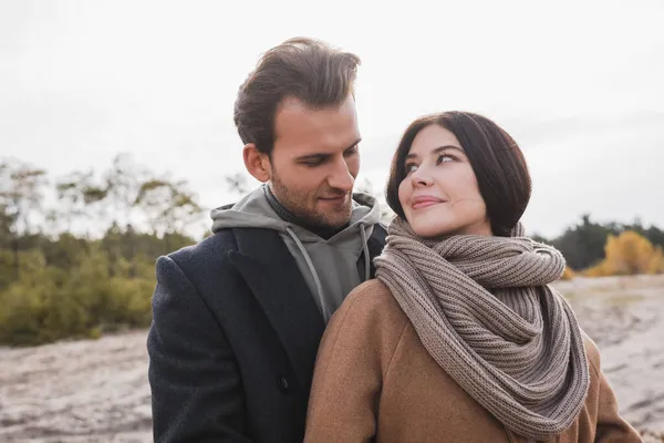 Positive Couple Autumn Outfit Looking Each Other Outdoors — Stock Photo, Image