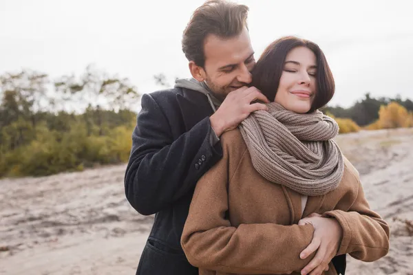 Mujer Feliz Con Los Ojos Cerrados Sonriendo Cerca Hombre Aire — Foto de Stock