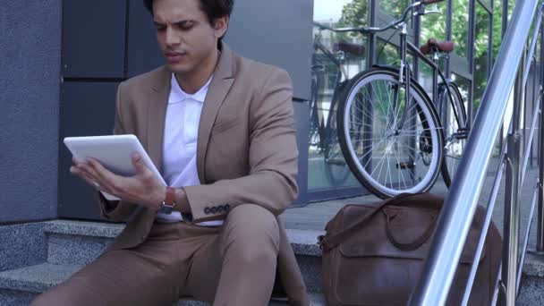 Jovem Empresário Sentado Nas Escadas Usando Tablet Digital — Vídeo de Stock