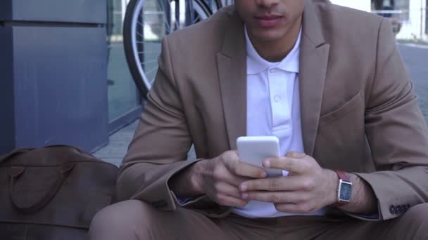 Ausgeschnittene Ansicht Von Jungen Geschäftsmann Nachrichten Auf Smartphone Draußen — Stockvideo