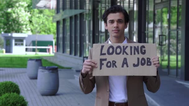 Hombre Apuntando Cartón Con Búsqueda Trabajo Letras Fuera — Vídeo de stock