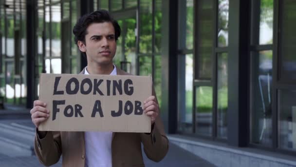 Homem Demitido Segurando Caixa Com Procurando Emprego Lettering Fora — Vídeo de Stock