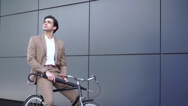 Tânăr Costum Deschidere Umbrelă Bicicletă Echitatie Clip video