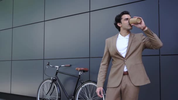 Alegre Hombre Negocios Traje Beber Café Para Comprobar Tiempo Fuera — Vídeo de stock