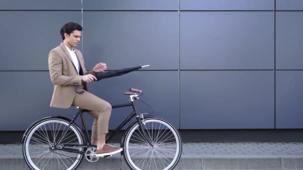 Молодий Бізнесмен Костюмі Відкриває Парасольку Їде Велосипеді Біля Машини Відеокліп