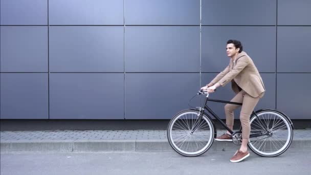 Boldog Fiatal Üzletember Öltönyben Integető Kéz Kerékpározás Jogdíjmentes Stock Videó