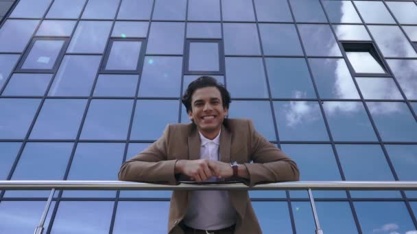 Nízký Úhel Pohledu Veselý Mladý Podnikatel Ukazující Palce Nahoru Venku — Stock video