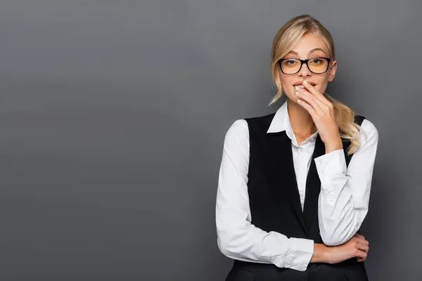 Lächelnde Geschäftsfrau Mit Brille Die Den Mund Isoliert Auf Grau — Stockfoto