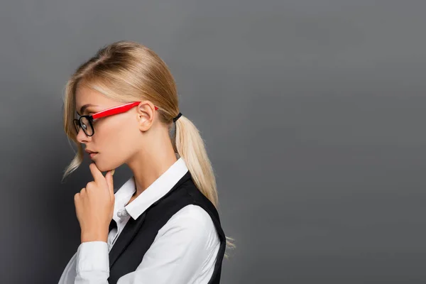 Seitenansicht Einer Jungen Geschäftsfrau Mit Brille Die Isoliert Auf Grau — Stockfoto