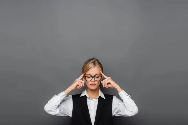 Pensive Businesswoman Eyeglasses Holding Fingers Head Grey Background — Stock Photo, Image