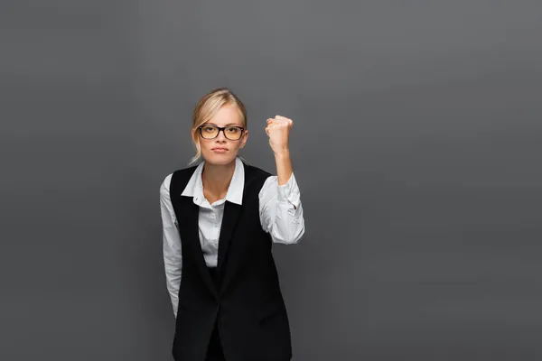 Empresaria Enojada Camisa Anteojos Mostrando Puño Aislado Gris — Foto de Stock