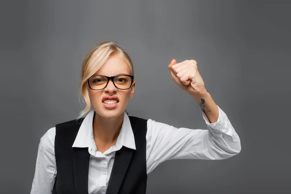 Agressieve Zakenvrouw Kijken Naar Camera Tonen Vuist Geïsoleerd Grijs — Stockfoto