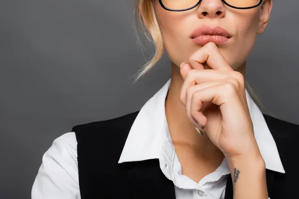 Beskuren Bild Pensiv Affärskvinna Håller Hand Nära Hakan Isolerad Grå — Stockfoto