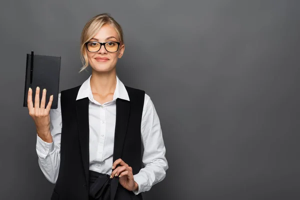 Mosolygó Üzletasszony Kezében Notebook Nézi Kamera Elszigetelt Szürke — Stock Fotó