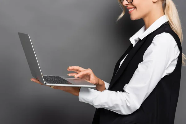 Przycięty Widok Wesołej Businesswoman Pomocą Laptopa Szarym Tle — Zdjęcie stockowe