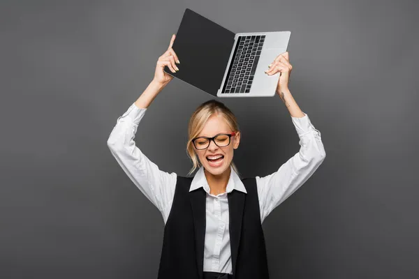 Mujer Negocios Estresada Sosteniendo Portátil Con Pantalla Blanco Aislado Gris —  Fotos de Stock