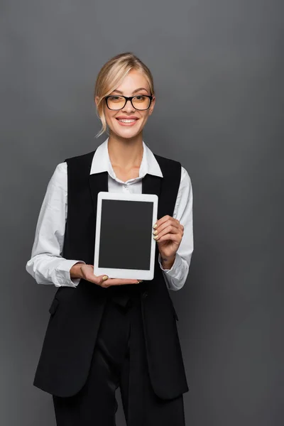戴眼镜的女实业家 手持数字平板电脑 空白屏幕与灰色隔离 — 图库照片
