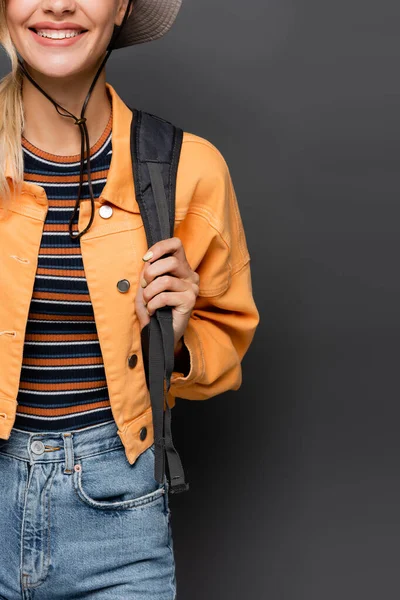 Vista Recortada Sonriente Mochila Retención Turística Aislada Gris — Foto de Stock