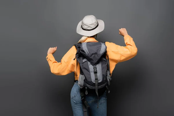 Back View Tourist Backpack Showing Yes Gesture Grey Background — Stock Photo, Image