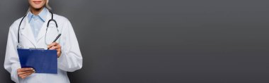 Kırpılmış doktor görüşü, steteskopla panoya yazılan gri pano, afiş 