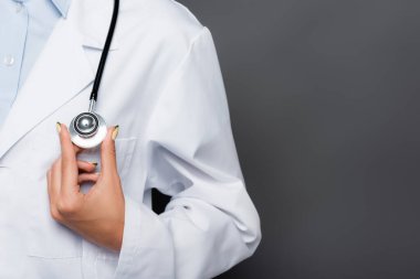 Steteskopu gri renkte tutan doktorun görüntüsü. 