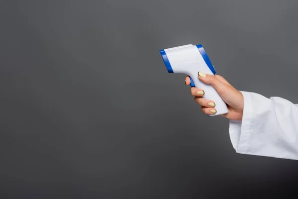 Vista Ritagliata Del Medico Che Tiene Pirometro Isolato Sul Grigio — Foto Stock