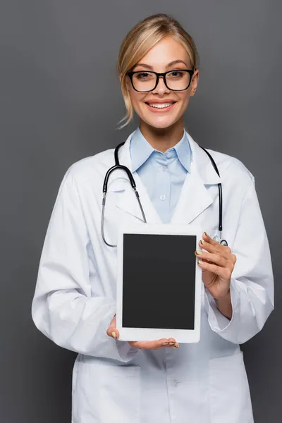 Médico Sorridente Óculos Segurando Comprimido Digital Com Tela Branco Isolado — Fotografia de Stock