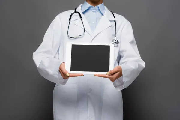 Oříznutý Pohled Lékaře Zobrazujícího Digitální Tablet Prázdnou Obrazovkou Izolovanou Šedé — Stock fotografie