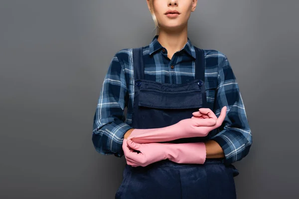 Άποψη Της Εργαζόμενης Λαστιχένια Γάντια Που Στέκεται Απομονωμένη Γκρι — Φωτογραφία Αρχείου