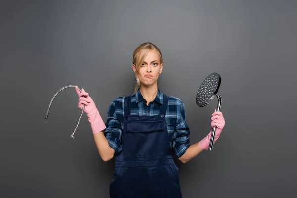 Plomero Disgustado Guantes Goma Que Sostiene Tubería Cabeza Ducha Sobre — Foto de Stock