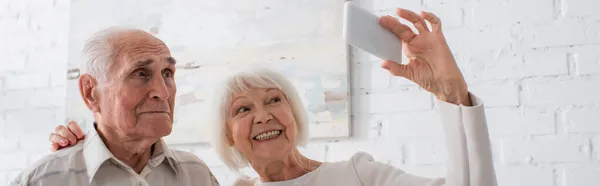 Personas Mayores Sonriendo Mientras Toman Selfie Hogar Ancianos Pancarta — Foto de Stock