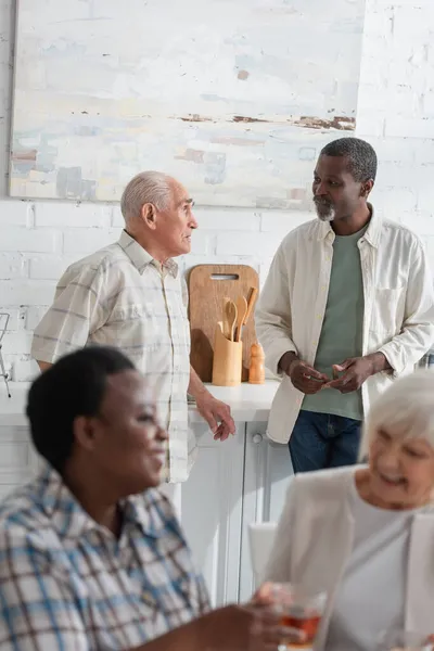 Ancianos Hombres Interracial Hablando Cerca Las Mujeres Borrosas Hogar Ancianos — Foto de Stock
