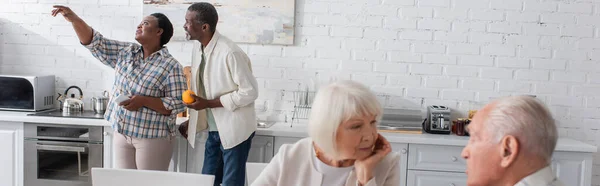 Senior Afrikaans Amerikaanse Vrouw Met Smartphone Wijzend Met Vinger Buurt — Stockfoto