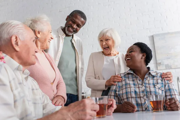 Feliz Interracial Senior Amigos Hablando Cerca Casa Ancianos — Foto de Stock