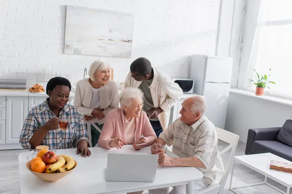 Elderly Multiethnic People Talking Tea Laptop Kitchen Nursing Home — Stock Photo, Image