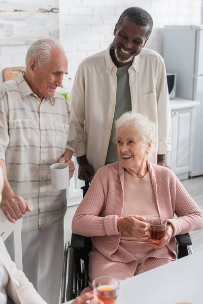 Ancianos Interracial Los Hombres Con Pie Cerca Amigo Silla Ruedas — Foto de Stock