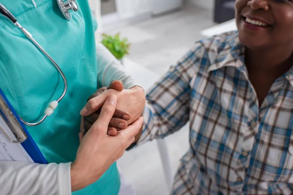 Ausgeschnittene Ansicht Einer Krankenschwester Mit Klemmbrett Die Die Hand Einer — Stockfoto