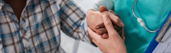 Widok Pielęgniarkę Trzymającą Rękę Amerykańskiego Pacjenta Domu Opieki Sztandar — Zdjęcie stockowe