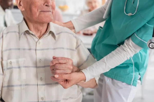 Vista Recortada Enfermera Cogida Mano Del Paciente Mayor Hogar Ancianos — Foto de Stock