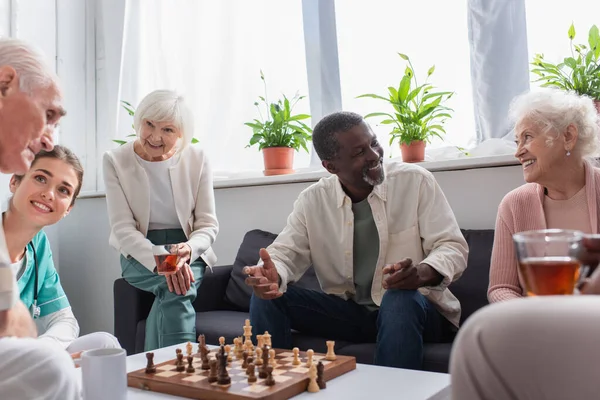 Cheerful Multiethnic People Tea Playing Chess Nurse Nursing Home — Stock Photo, Image