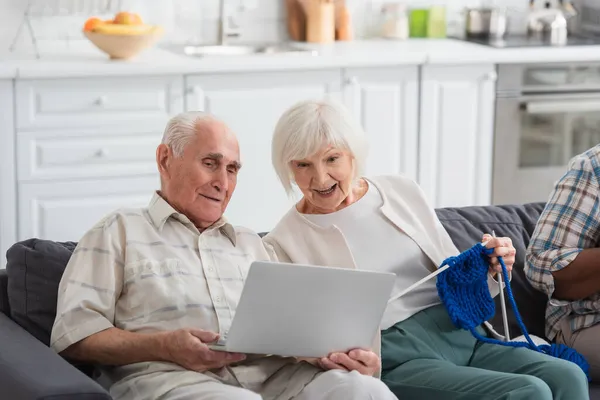 Senior Man Holding Laptop Cheerful Friend Yarn Nursing Home — Stock Photo, Image