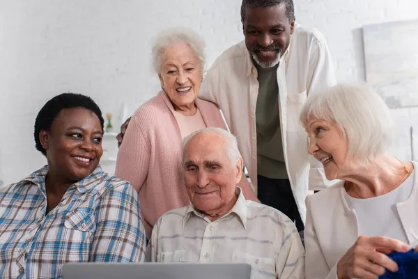Happy Multiethnic Pensioners Yarn Laptop Spending Time Nursing Home — Stock Photo, Image
