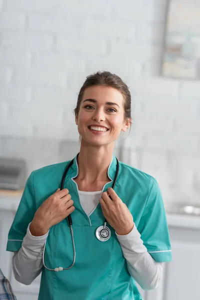 Lächelnde Krankenschwester Uniform Hält Stethoskop Pflegeheim — Stockfoto