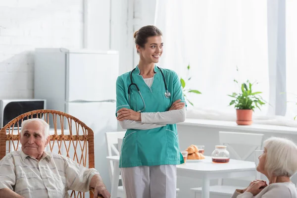 Θετική Νοσοκόμα Στέκεται Κοντά Ηλικιωμένους Στο Γηροκομείο — Φωτογραφία Αρχείου