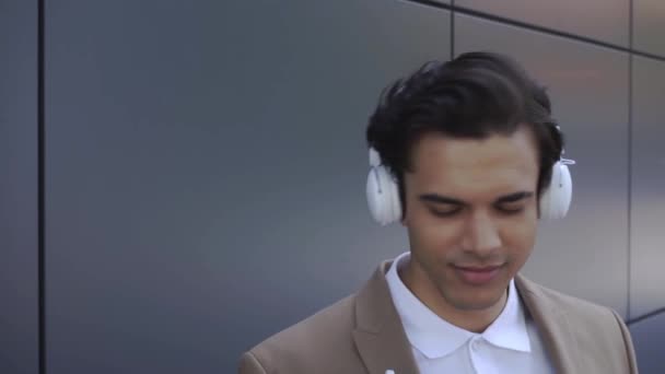 Hombre Satisfecho Auriculares Inalámbricos Disfrutando Música Vídeo De Stock