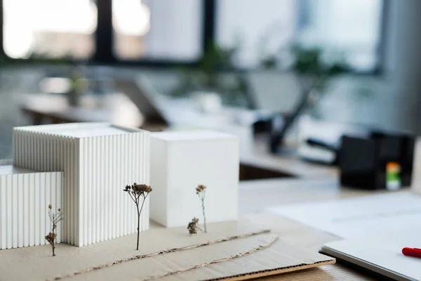 Modelo Edificio Cerca Portátil Mesa Oficina —  Fotos de Stock