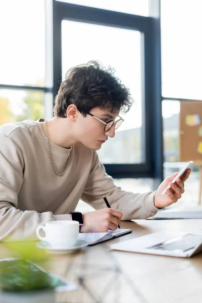 Hombre Negocios Con Teléfono Inteligente Escribir Portátil Cerca Taza Café — Foto de Stock