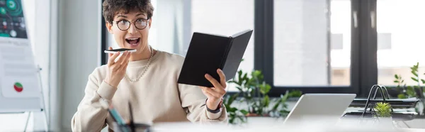 Emocionado Hombre Negocios Mirando Cuaderno Grabación Mensajes Voz Teléfono Celular — Foto de Stock